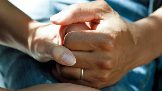 Soignant qui prend soin d'un patient