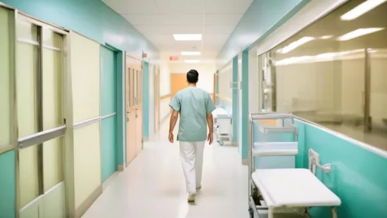 Soignant dans un couloir hospitalier