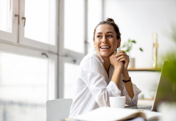Une jeune professionnelle devant son ordinateur