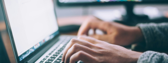 Un usager saisit du texte sur un clavier d'ordinateur