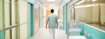 Soignant dans un couloir hospitalier