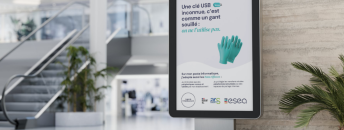 hall bâtiment avec panneau affiche cyber