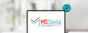 Un ordinateur ouvert sur un bureau, qui affiche sur son écran le logo de la messagerie sécurisée de santé MSSanté