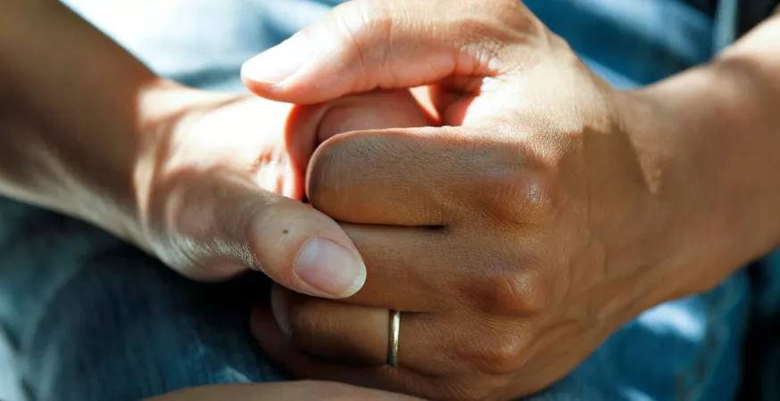 Soignant qui prend soin d'un patient